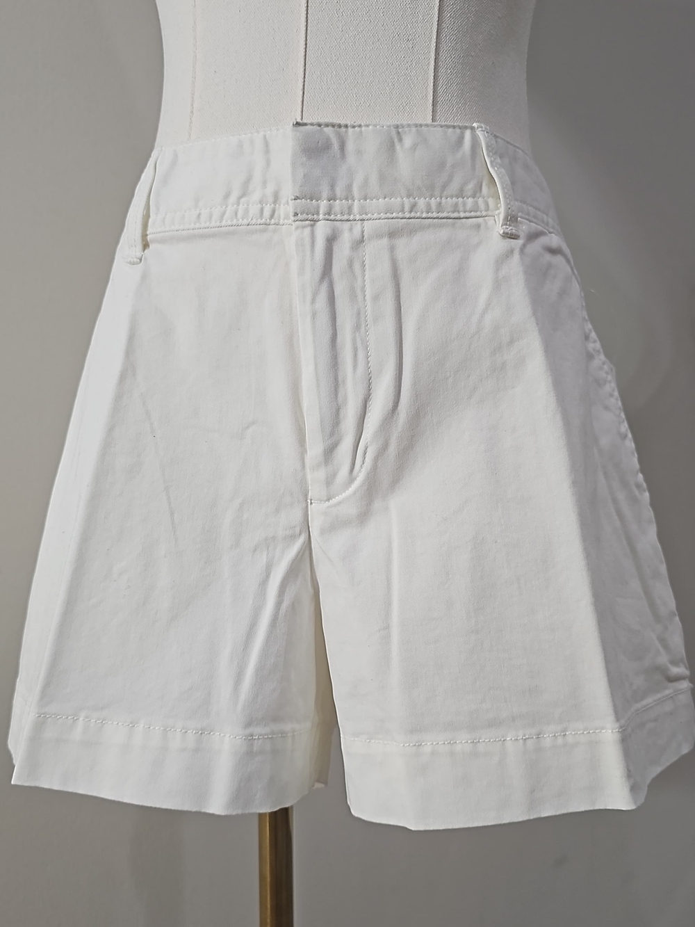 NWT GAP City Short White Size 8 Mid Rise Stretch 3" Inseam Chino Shorts